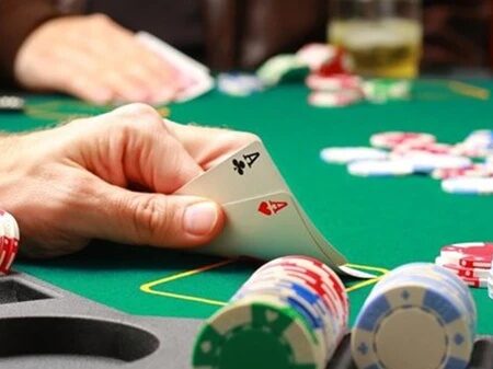 Chơi poker trực tuyến: Hướng dẫn toàn diện cho người mới